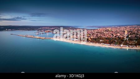 Vue panoramique panoramique sur Varna, paysage urbain de Bulgarie, vue aérienne par drone sur les gratte-ciel de la ville pendant le lever du soleil spectaculaire Banque D'Images