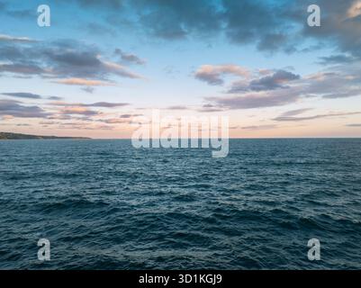 Vue aérienne sur les vagues de la mer, avec surface Reflective Ripple Banque D'Images