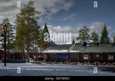 Le village enneigé du Père Noël accueille les visiteurs à Rovaniemi. Banque D'Images