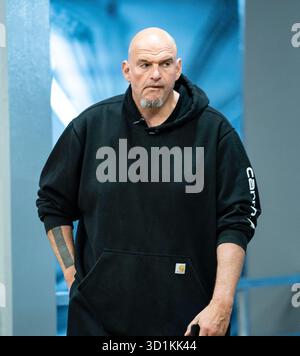 Washington, États-Unis. 28 octobre 2025. Le sénateur américain John Fetterman (démocrate de Pennsylvanie) marche de son bureau au Capitole américain à Washington, DC, USA, mardi 28 octobre, 2025. photo Andrew Thomas/CNP/ABACAPRESS.COM crédit : Abaca Press/Alamy Live News Banque D'Images