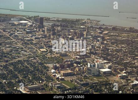 Vue aérienne de Buffalo, New York montrant la ligne d'horizon de la ville et le front de mer du lac Érié par temps clair Banque D'Images