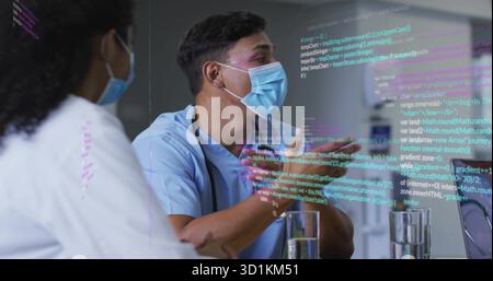 Gestuelle portant un masque vêtu de gommage à la table de réunion de l'hôpital, verres à eau et texte codé Banque D'Images