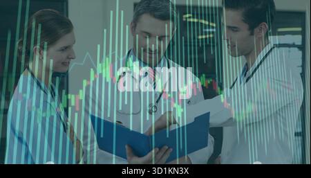 Examen des médecins dans les blouses de laboratoire et le dossier d'analyse stéthoscope dans le hall de l'hôpital, tableau de chandelier Banque D'Images