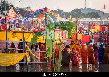 27 octobre 2025 : les dévots hindous se rassemblent sur les rives du Brahmapoutre pour offrir des prières au Dieu Soleil à l'occasion de Chhath Puja, à Guwahati, en Inde, le 27 octobre 2025. (Crédit image : © David Talukdar/ZUMA Press Wire) USAGE ÉDITORIAL SEULEMENT ! Non destiné à UN USAGE commercial ! Banque D'Images
