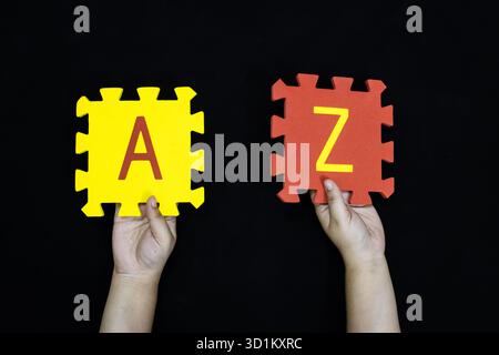 Concept d'apprentissage de l'alphabet commençant les blocs A et terminant les blocs Z sur fond noir Banque D'Images