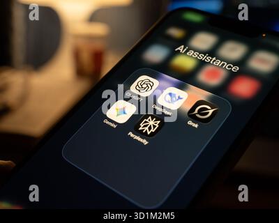 Le logo AI apps est affiché sur l’écran d’un smartphone, à Bangalore, en Inde, le 09 octobre 2025 Banque D'Images