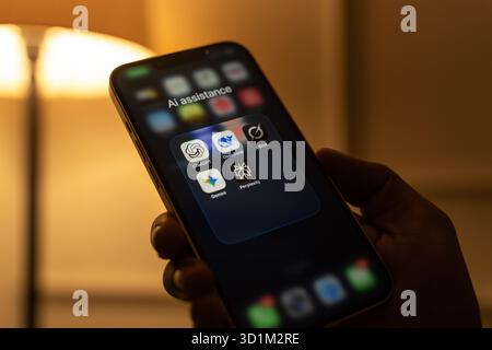 Le logo AI apps est affiché sur l’écran d’un smartphone, à Bangalore, en Inde, le 09 octobre 2025 Banque D'Images