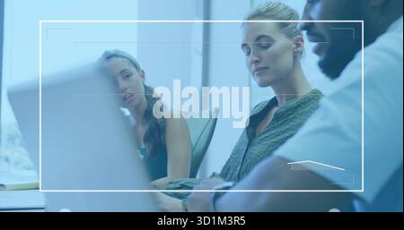 Collaborer avec des collègues en tenue professionnelle discuter des idées dans la salle de réunion avec un ordinateur portable et un bloc-notes Banque D'Images