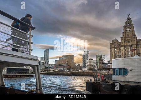 Arrivée au débarcadère de Liverpool Pierhead sur un ferry Mersey avec le bâtiment Royal Liver sur la droite dans la lumière du soir de l'automne. Banque D'Images