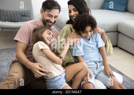Famille heureuse profitant d'un moment ludique ensemble à la maison Banque D'Images