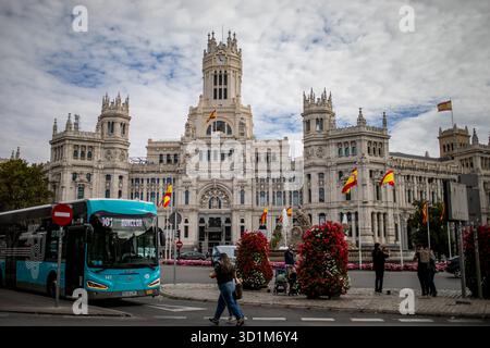 Madrid, Espagne. 20 octobre 2025. Vue panoramique sur le faÁade du Palais Cibeles à Madrid. (Photo de David Canales/SOPA images/SIPA USA) crédit : SIPA USA/Alamy Live News Banque D'Images