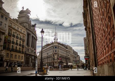 Madrid, Espagne. 20 octobre 2025. Hôtel four Seasons Madrid (C) vu sur Calle Alcala. (Photo de David Canales/SOPA images/SIPA USA) crédit : SIPA USA/Alamy Live News Banque D'Images