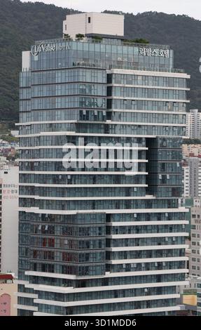 BUSAN, CORÉE DU SUD - 9 OCTOBRE 2025 - le bâtiment de l'hôtel la Valse présente une architecture moderne et une façade en verre dans le paysage urbain de Busan Banque D'Images