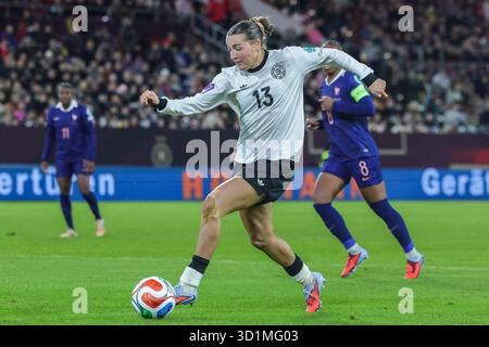Allemagne. 24 octobre 2025. Fussball Frauen UEFA Womens Nations League Halbfinale Deutschland - Frankreich am 24.10.2025 in der Merkurs Spiel-Arena in Duesseldorf Carlotta Wamser ( Deutschland ) la réglementation DFB interdit toute utilisation de photographies comme séquences d'images et/ou quasi-vidéo. Foto : Revierfoto crédit : ddp Media GmbH/Alamy Live News Banque D'Images