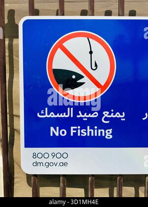 Dubaï Muncipality panneaux de sécurité d'avertissement à la plage Banque D'Images