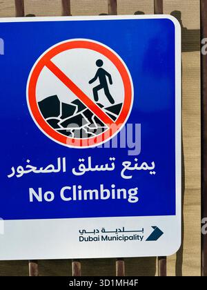 Dubaï Muncipality panneaux de sécurité d'avertissement à la plage Banque D'Images
