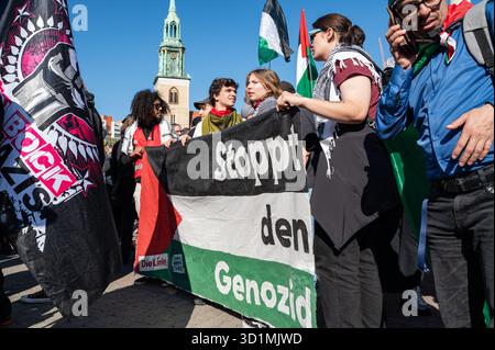 27.09.2025, Berlin, Allemagne, Europe - des milliers de participants se rassemblent près d'Alexanderplatz pendant toute la manifestation de masse Eyes on Gaza contre le génocide. Banque D'Images