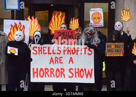 Londres, Royaume-Uni. 29 octobre 2025. Les militants pour le climat de Fossil Free London organisent une manifestation sur le thème d'Halloween contre Shell devant le siège du géant des combustibles fossiles à South Bank. Crédit : Vuk Valcic/Alamy Live News Banque D'Images