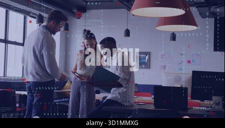 Examinant des professionnels examinant des graphiques dans un bureau moderne avec dossier bleu, superposition numérique Banque D'Images