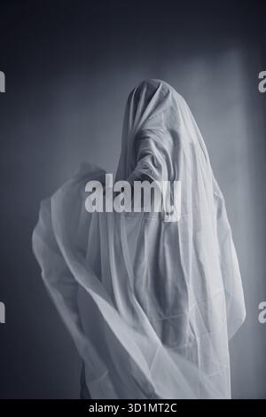 Femme avec une largeur de tissu blanc, costume fantôme Banque D'Images