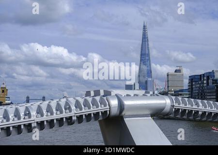 Le gratte-ciel de Shard dominant la ligne d'horizon derrière la passerelle Millennium. Le London Bridge est également visible au loin Banque D'Images