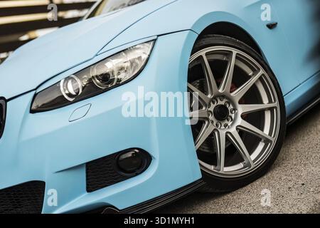 Détail des jantes de voiture de sport moderne et rapide. Gros plan exclusif sur le disque de voiture. Disque réglé sur une voiture de sport pour la dérive. Allure personnalisée LowRider Banque D'Images