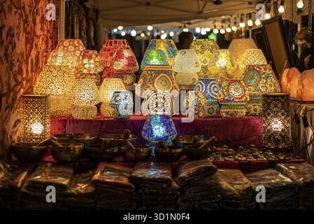 Les lampes d'exposition arabes sont détaillées dans un marché dans l'obscurité Banque D'Images