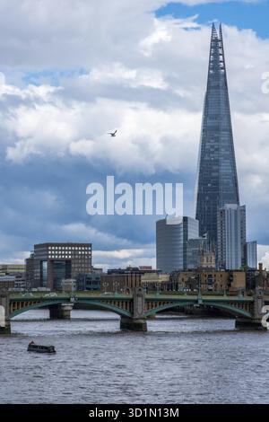 Le gratte-ciel Shard domine la ligne d'horizon derrière le pont Southwark sur la Tamise Banque D'Images