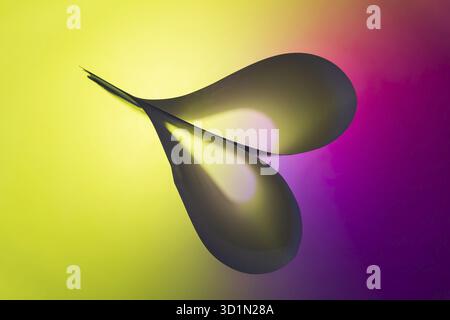 Papier rétro-éclairé plié en forme de coeur abstrait suitabe comme papier peint. Faible profondeur de champ Banque D'Images