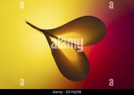 Papier rétro-éclairé plié en forme de coeur abstrait suitabe comme papier peint. Faible profondeur de champ Banque D'Images