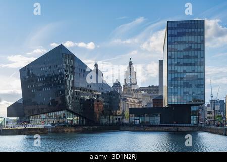 Liverpool, Royaume-Uni - 18 juillet 2019 : architecture moderne et classique aux quais de Liverpool, port de Liverpool Banque D'Images