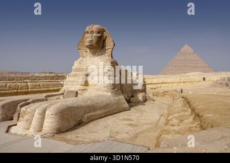 Le Grand Sphinx à Gizeh avec la pyramide de Khafre en arrière-plan Banque D'Images