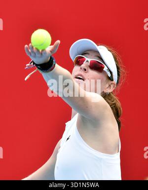 Hong Kong, Chine. 29 octobre 2025. Maya joint sert lors de la manche en simple féminine du 16e match entre Maya joint d'Australie et Viktoria Morvayova de Slovaquie au tournoi de tennis WTA Hong Kong Open à Hong Kong, Chine, 29 octobre 2025. Crédit : LO Ping FAI/Xinhua/Alamy Live News Banque D'Images
