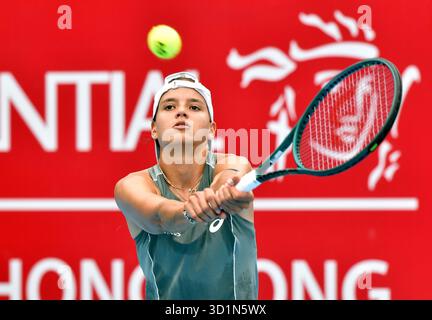 Hong Kong, Chine. 29 octobre 2025. Emiliana Arango fait son retour lors de la manche en simple féminine du 16e match entre Emiliana Arango, de Colombie, et Cristina Bucsa, d'Espagne, au tournoi de tennis WTA Hong Kong Open à Hong Kong, Chine, 29 octobre 2025. Crédit : LO Ping FAI/Xinhua/Alamy Live News Banque D'Images