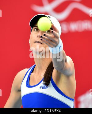 Hong Kong, Chine. 29 octobre 2025. Sorana Cirstea sert lors de la ronde féminine du 16e match entre Sorana Cirstea de Roumanie et Ajla Tomljanovic d'Australie au tournoi de tennis WTA Hong Kong Open à Hong Kong, Chine, 29 octobre 2025. Crédit : LO Ping FAI/Xinhua/Alamy Live News Banque D'Images