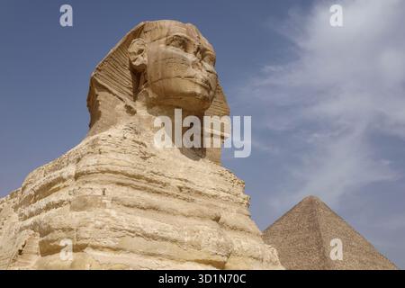 Le Grand Sphinx à Gizeh avec la pyramide de Khoufou en arrière-plan Banque D'Images