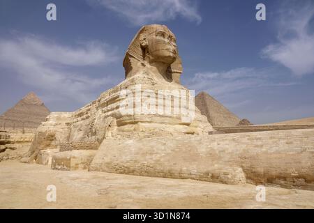 Le Grand Sphinx à Gizeh avec les pyramides de Khafre et Khoufou en arrière-plan Banque D'Images