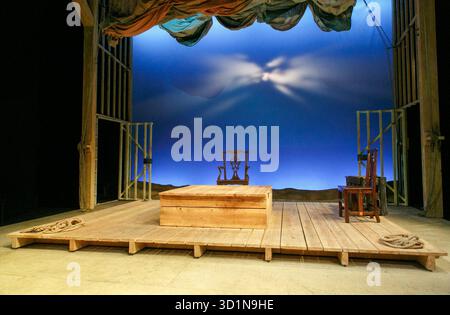 Scénographie pour OUR COUNTRY'S GOOD par Timberlake Wertenbaker au Théâtre James, Londres SW1 04/02/2013 une coproduction Out of joint & Octagon Theatre Bolton design : Tim Shortall éclairage : Johanna Town réalisateur : Max Stafford-Clark Banque D'Images