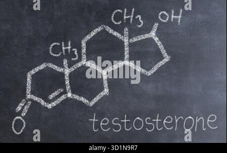 Structure chimique des molécules sur tableau noir. Professeur de sciences ou étudiant en chimie dessinant la formule chimique sur le tableau noir en classe. Nicotine, carnitine, Banque D'Images