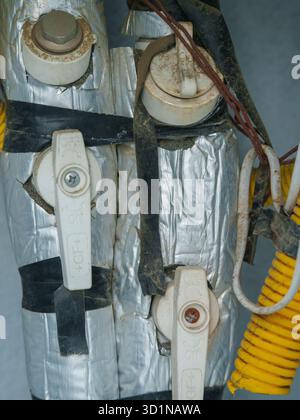 Tuyaux isolés avec vannes de régulation et câblage électrique Banque D'Images
