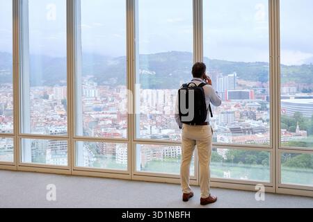 Homme d'affaires parlant au téléphone, vues de la Tour Iberdrola, Bilbao, Bizkaia, pays Basque, Espagne Banque D'Images