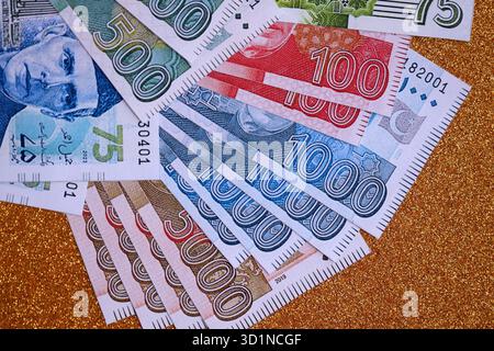 Pakistan roupies billets de banque sur fond jaune doré. Les factures d'argent pakistanaises actuelles sont sur la table en gros montant. Le concept d'affaires et d'investissement au Pakistan Banque D'Images