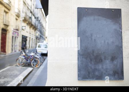 Menu vide board stand et outdoor cafe Banque D'Images