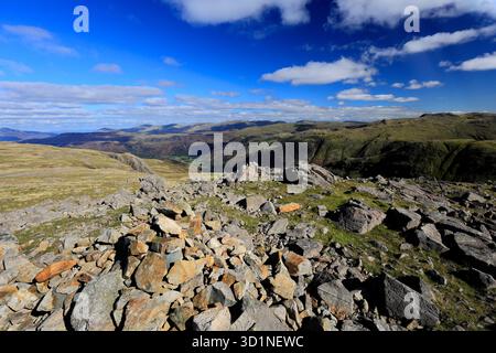 Vue du sommet cairn de Brandreth est tombé au-dessus de la vallée de Gillercomb, Cumbria, Lake District National Park, Angleterre, Royaume-Uni Brandreth Fell est l'un des Banque D'Images