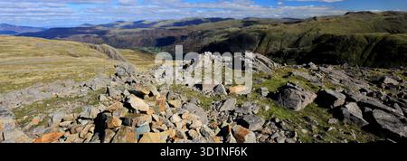 Vue du sommet cairn de Brandreth est tombé au-dessus de la vallée de Gillercomb, Cumbria, Lake District National Park, Angleterre, Royaume-Uni Brandreth Fell est l'un des Banque D'Images