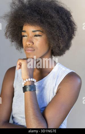 Close up portrait of a cute african american girl avec coiffure afro Banque D'Images