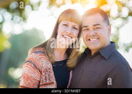 Jeune couple mixte Race Portrait à l'extérieur Banque D'Images