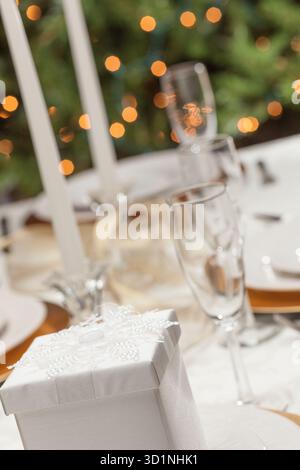 Cadeau de Noël avec place à table Banque D'Images
