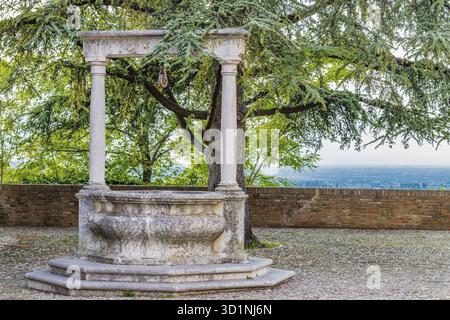 Vieux puits dans une cour médiévale Banque D'Images
