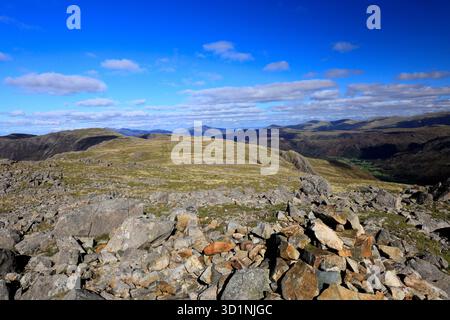 Vue du sommet cairn de Brandreth est tombé au-dessus de la vallée de Gillercomb, Cumbria, Lake District National Park, Angleterre, Royaume-Uni Brandreth Fell est l'un des Banque D'Images